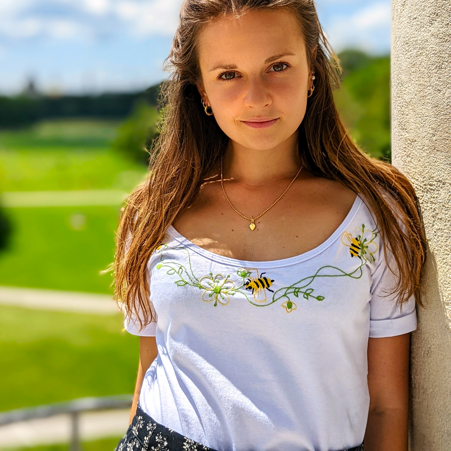 ABEJAS T-shirt white | hand embroidered