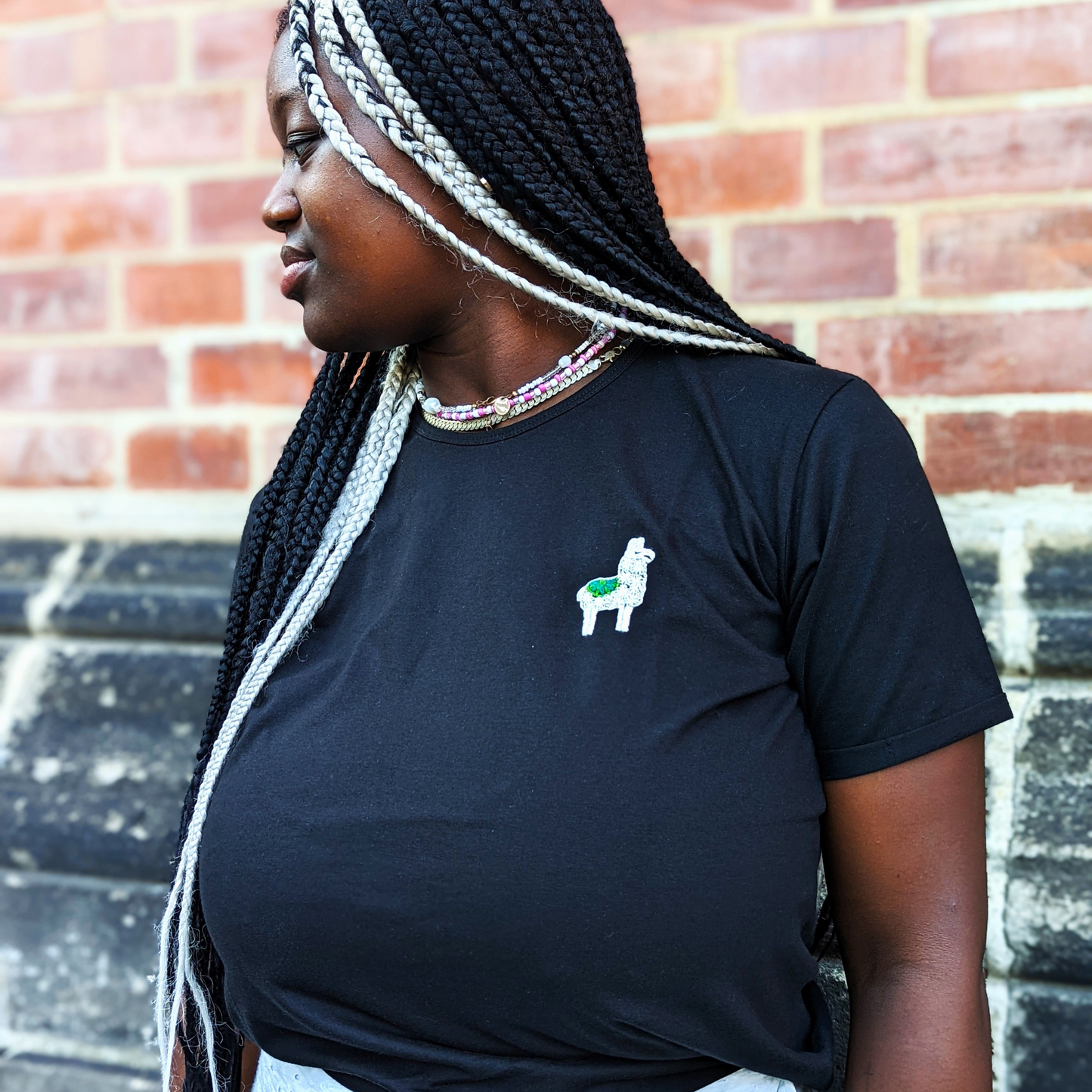 LLAMA T-shirt black | woman | hand embroidered
