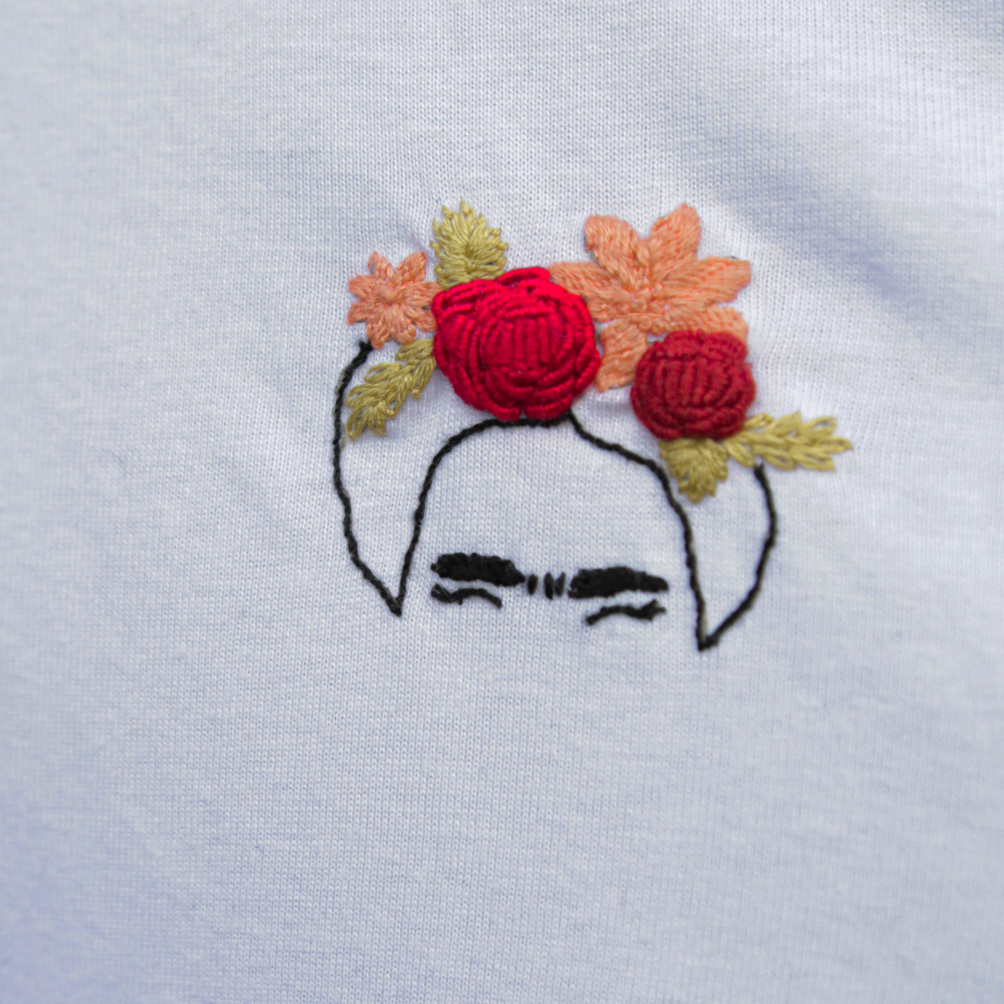 FRIDA T-shirt white | hand embroidered